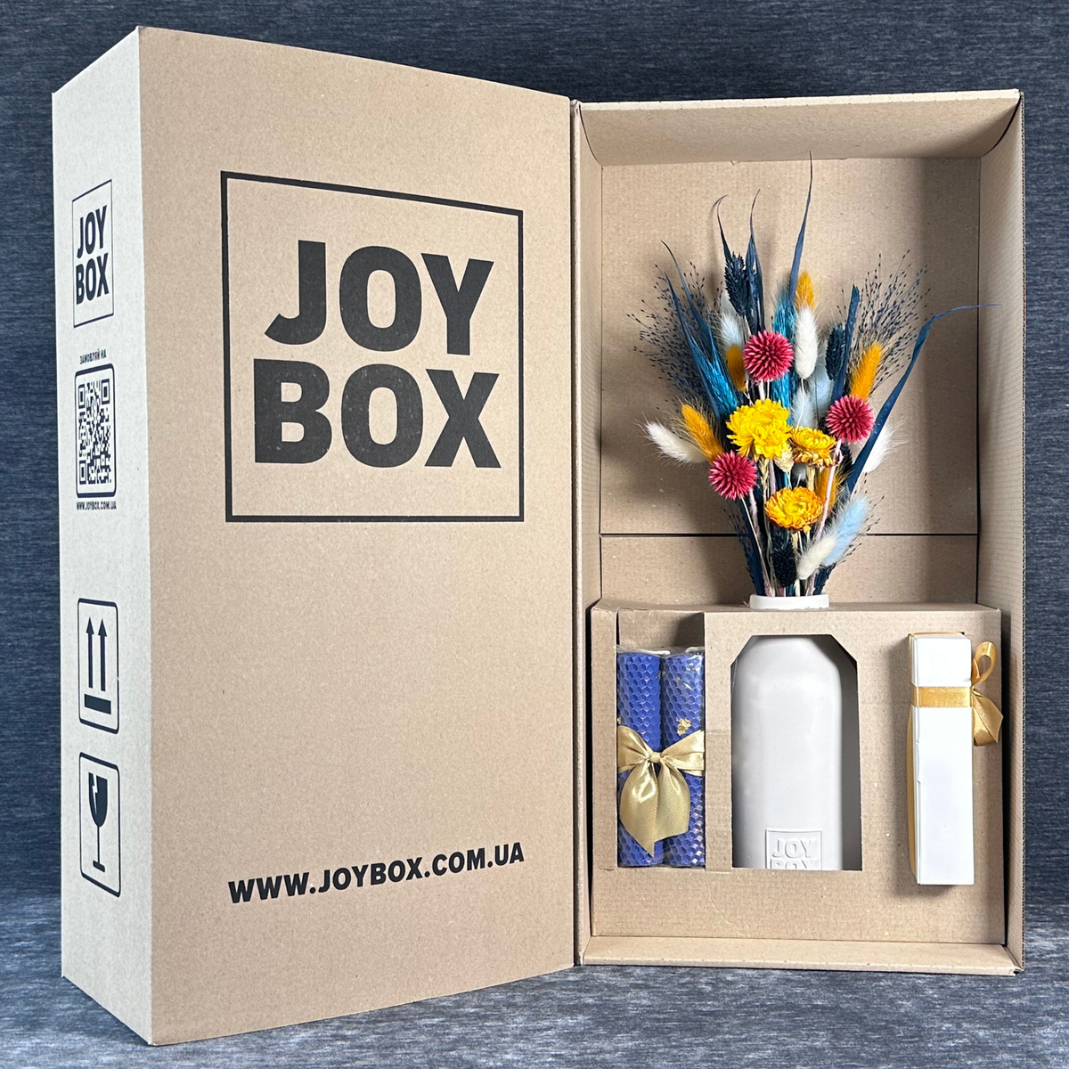 Відкритий крафтовий бокс JOY BOX із вкладеннями: букет «Аквамаринова магія», свічки, цукерки та ваза в захисних вставках