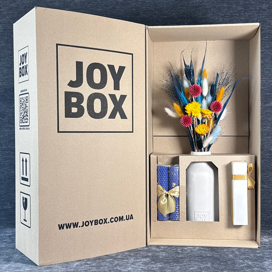 Відкритий крафтовий бокс JOY BOX із вкладеннями: букет «Аквамаринова магія», свічки, цукерки та ваза в захисних вставках