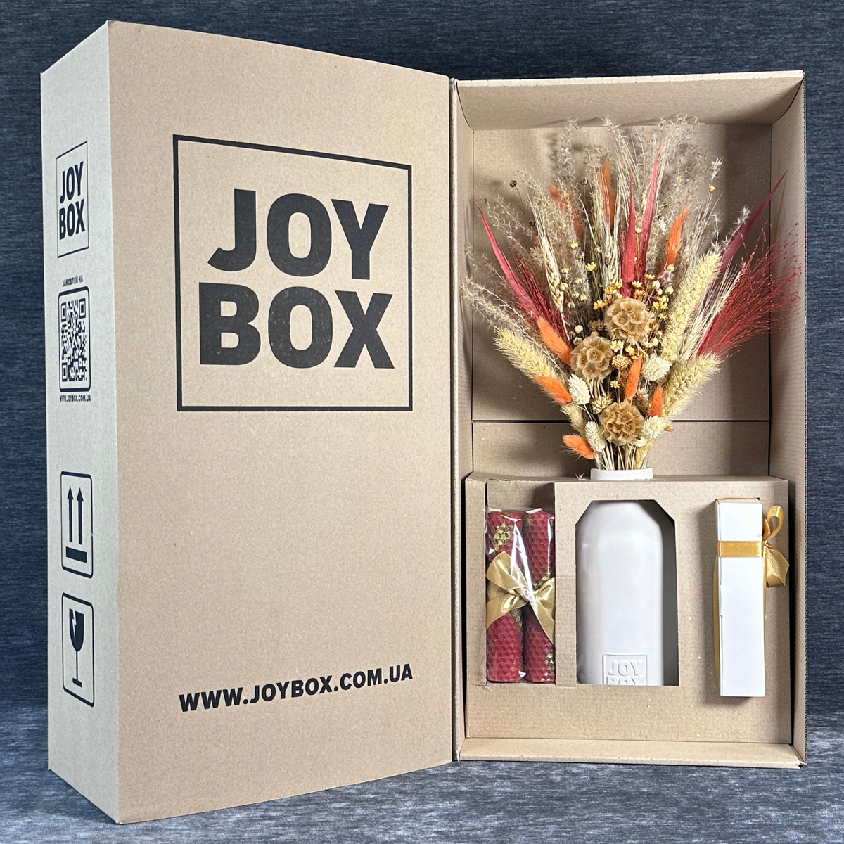 Відкритий крафтовий бокс JOY BOX із вкладеннями: букет «Карамельний дотик», свічки, цукерки та ваза в захисних вставках