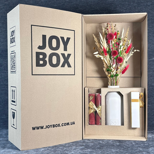 Відкритий крафтовий бокс JOY BOX із вкладеннями: букет «Кораловий захід», свічки, цукерки та ваза в захисних вставках
