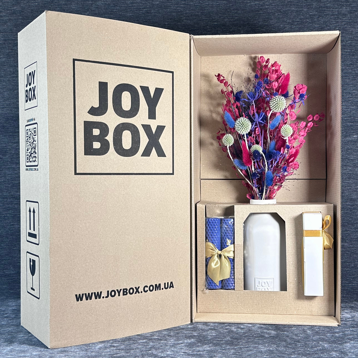 Відкритий крафтовий бокс JOY BOX із вкладеннями: букет «Квітуча пристрасть», свічки, цукерки та ваза в захисних вставках