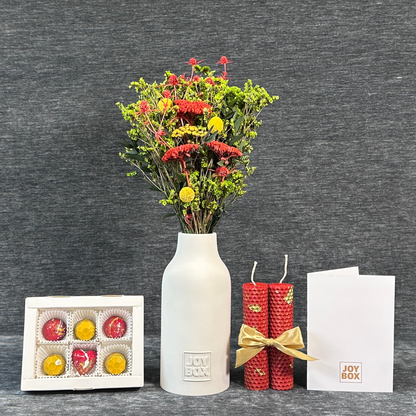 Подарунковий набір «Лаймовий дощ» JOY BOX: букет сухоцвітів у білій гіпсовій вазі, сині вощинні свічки, коробка синьо-золотих цукерок і біла листівка на сірому фоні