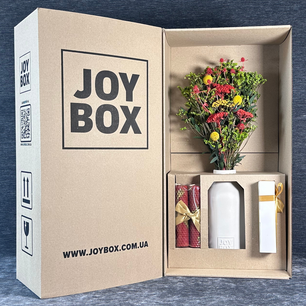 Відкритий крафтовий бокс JOY BOX із вкладеннями: букет «Лаймовий дощ», свічки, цукерки та ваза в захисних вставках
