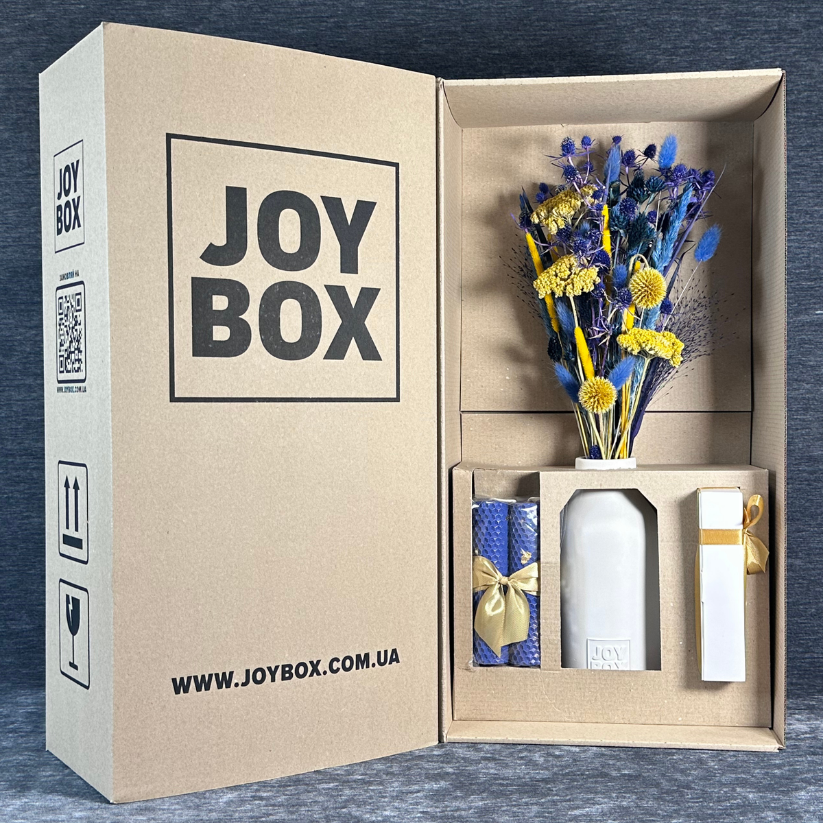 Відкритий крафтовий бокс JOY BOX із вкладеннями: букет «Лазурний бриз», свічки, цукерки та ваза в захисних вставках
