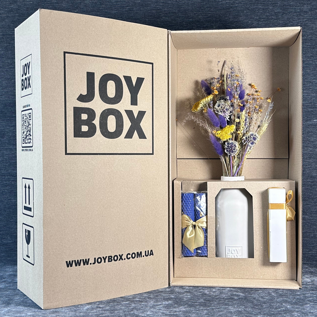 Відкритий крафтовий бокс JOY BOX із вкладеннями: букет «Лазуровий небокрай», свічки, цукерки та ваза в захисних вставках