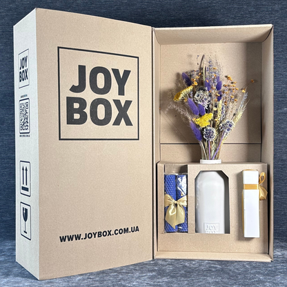 Відкритий крафтовий бокс JOY BOX із вкладеннями: букет «Лазуровий небокрай», свічки, цукерки та ваза в захисних вставках