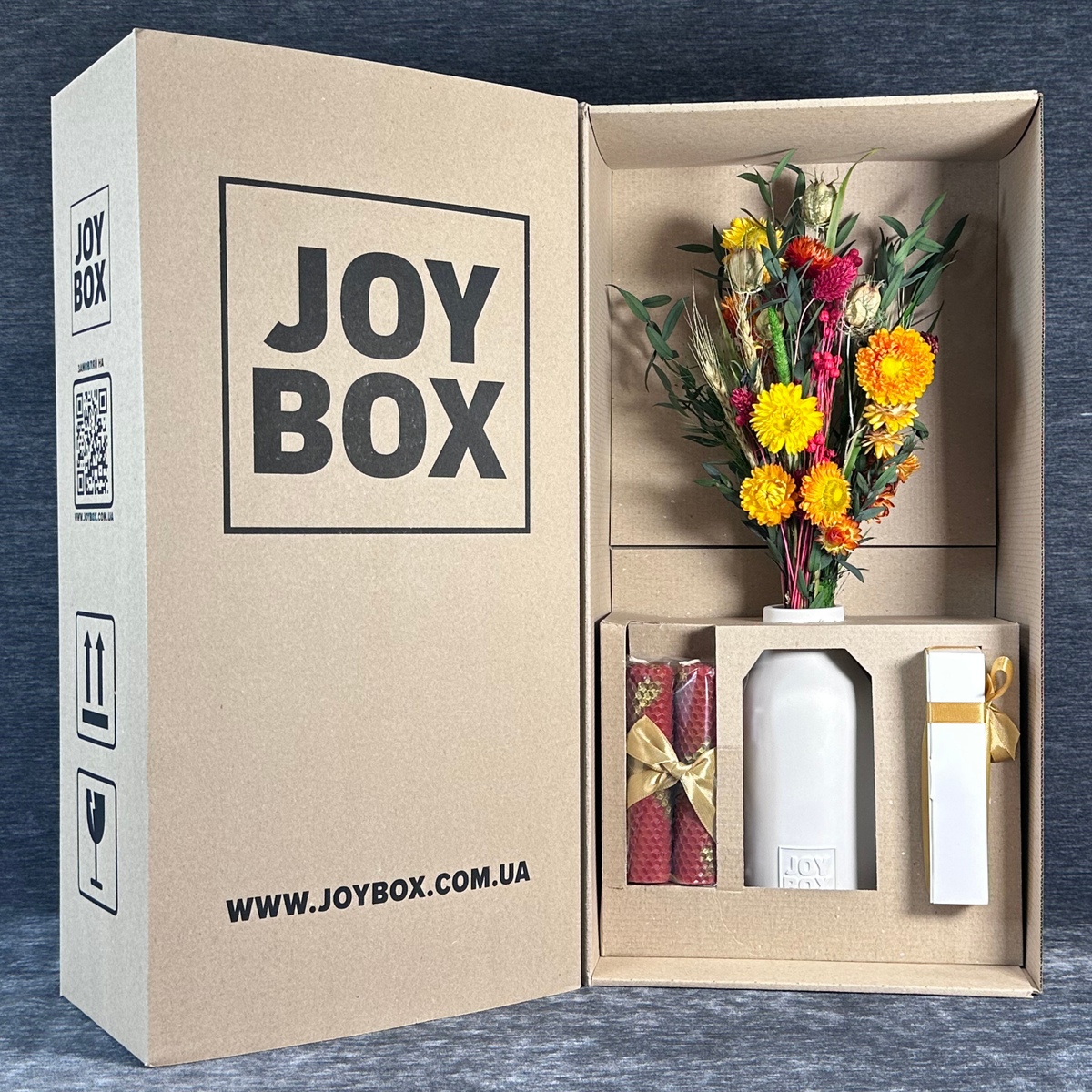 Відкритий крафтовий бокс JOY BOX із вкладеннями: букет «Мандаринові чари», свічки, цукерки та ваза в захисних вставках