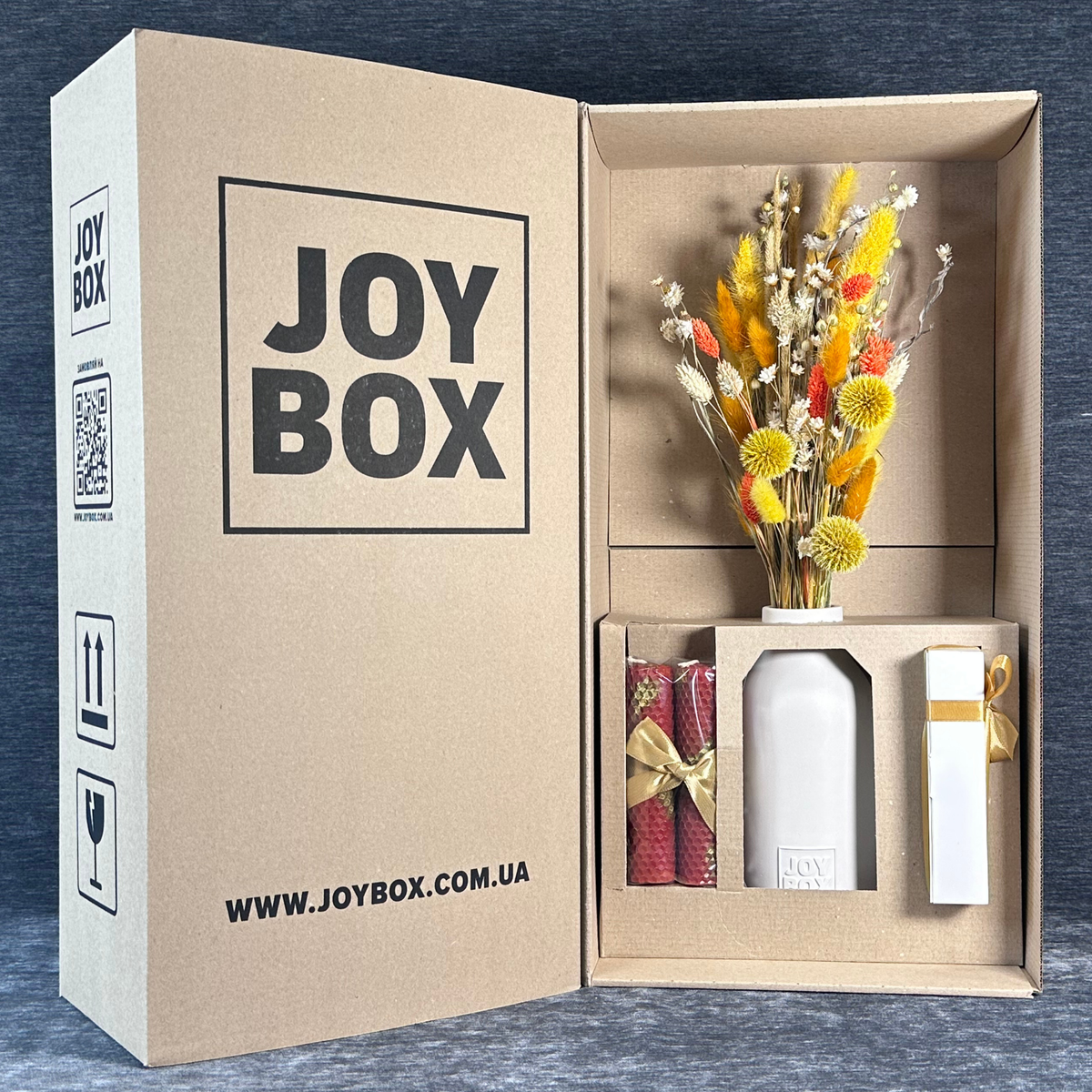 Відкритий крафтовий бокс JOY BOX із вкладеннями: букет «Медовий шепіт», свічки, цукерки та ваза в захисних вставках