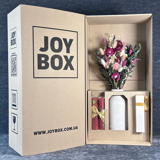 Відкритий крафтовий бокс JOY BOX із вкладеннями: букет «Оливкова хмаринка», свічки, цукерки та ваза в захисних вставках