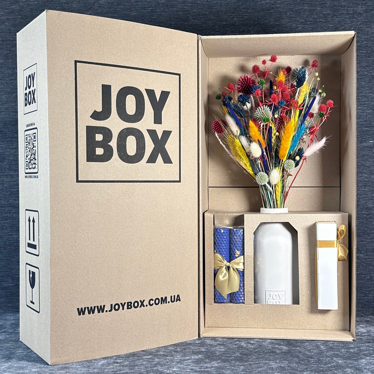 Відкритий крафтовий бокс JOY BOX із вкладеннями: букет «Райдужна мрія», свічки, цукерки та ваза в захисних вставках