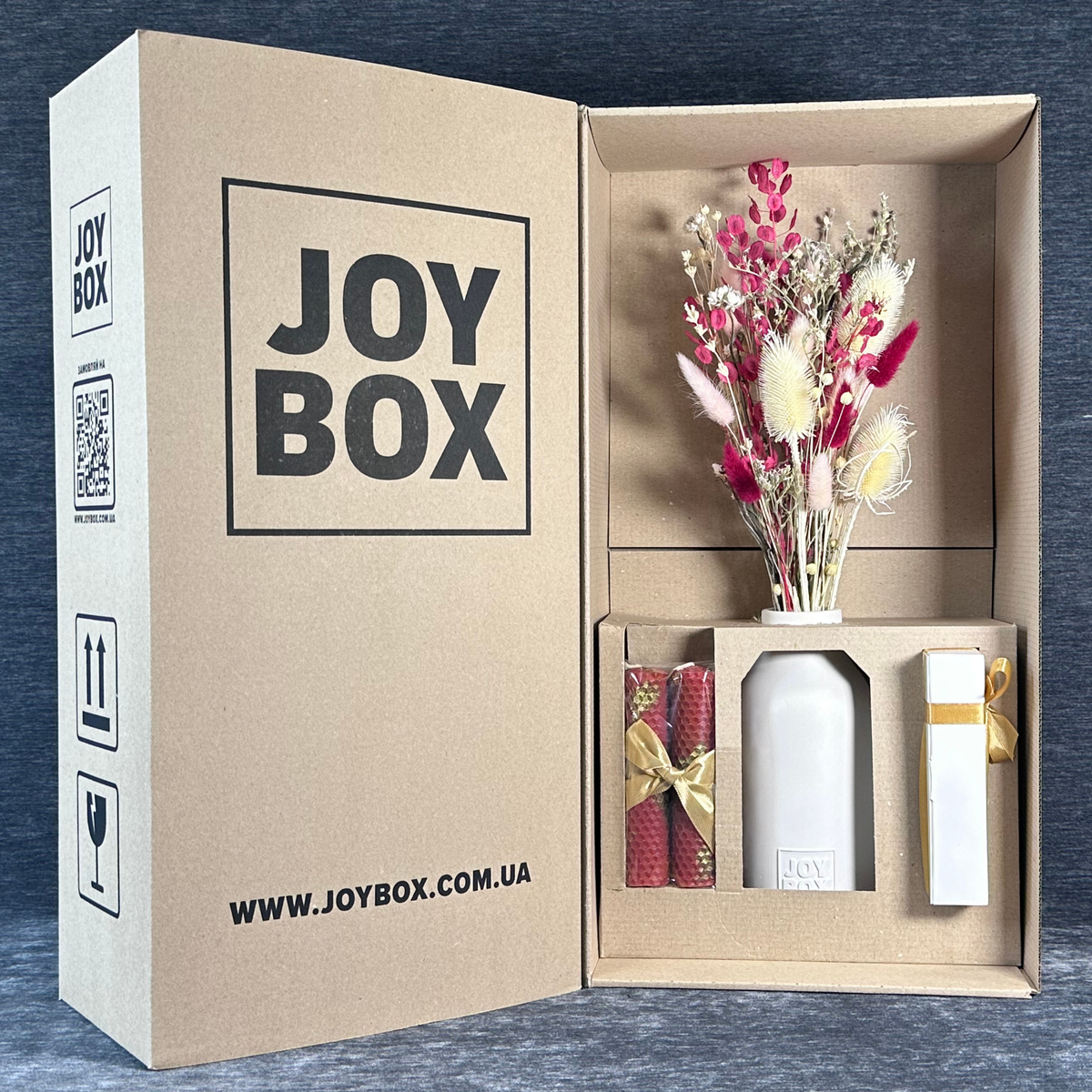 Відкритий крафтовий бокс JOY BOX із вкладеннями: букет «Рожевий шлях», свічки, цукерки та ваза в захисних вставках