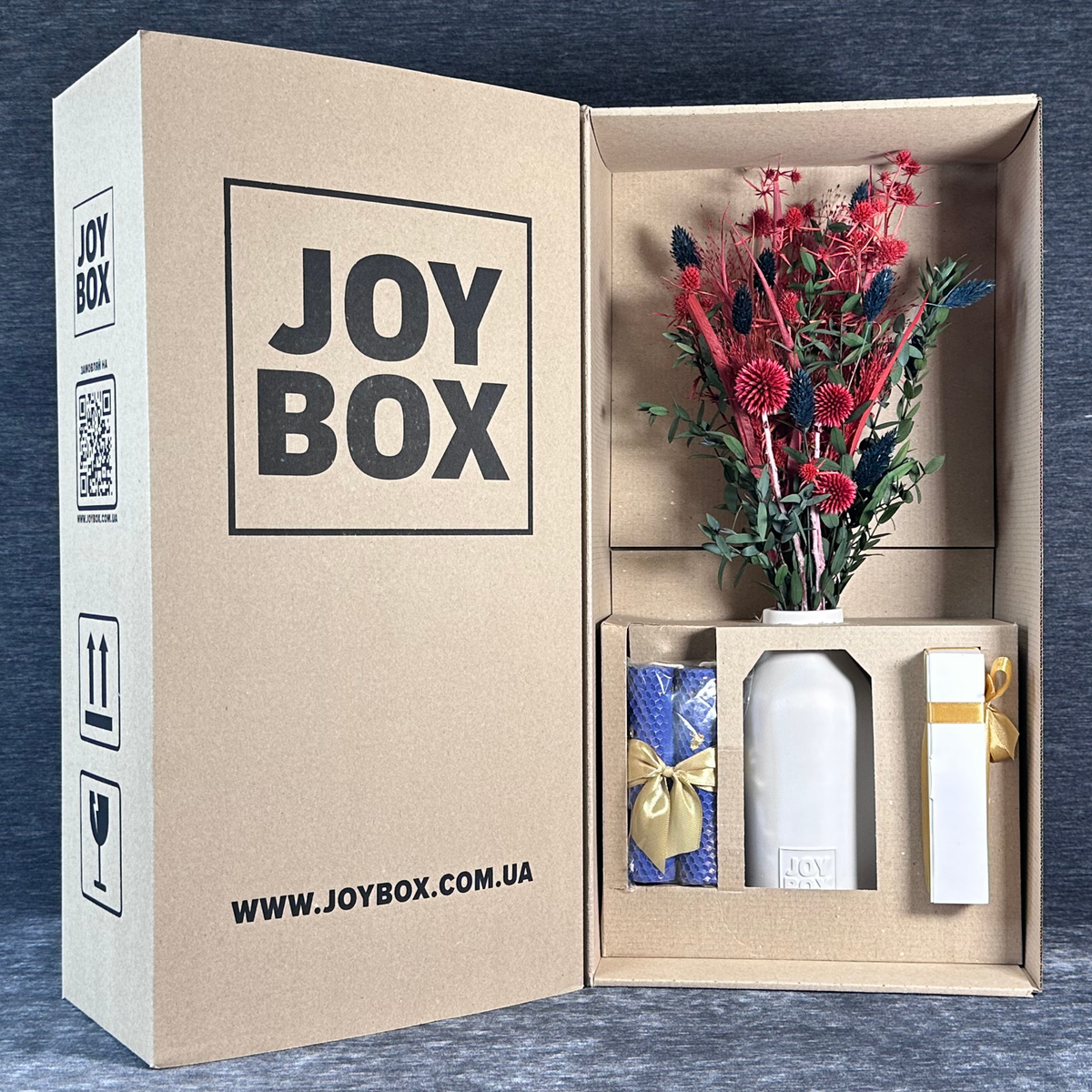Відкритий крафтовий бокс JOY BOX із вкладеннями: букет «Рубіновий зорепад», свічки, цукерки та ваза в захисних вставках